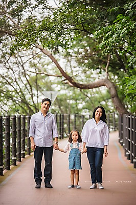 포토 JPG 주간 전신 나무 여자 남자 딸 행복 어린이 여행 가족 엄마 서기 미소 소녀 성인 야외 앞모습 캐주얼 세명 30대 손잡기 화목 산책로 한국인 가족라이프 아빠 멜빵바지 즐거움 춘천 가교 국내포토 자연요소 식물 라이프스타일 건축물 옷 감정 길 뷰포인트 컨셉 바지 관계 모션 표정 사람 동양인 장년 멜빵 강원도 파일형식