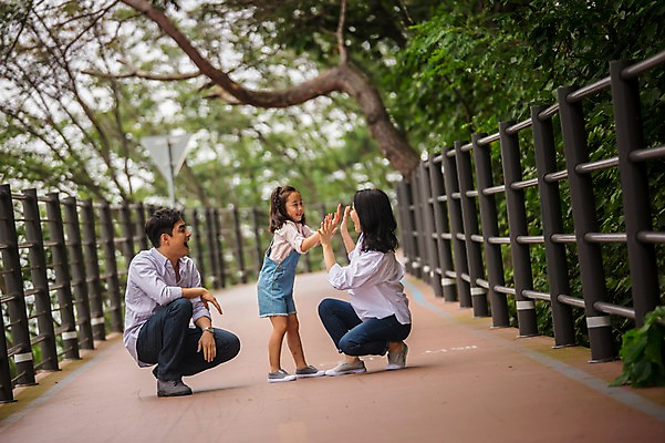 포토 JPG 주간 전신 나무 여자 남자 딸 행복 어린이 여행 가족 엄마 서기 미소 앉기 소녀 성인 야외 옆모습 캐주얼 세명 30대 화목 산책로 원근감 한국인 가족라이프 아빠 멜빵바지 즐거움 하이파이브 춘천 가교 국내포토 자연요소 식물 라이프스타일 건축물 옷 감정 길 뷰포인트 컨셉 바지 관계 모션 표정 사람 동양인 손짓 장년 멜빵 강원도 파일형식