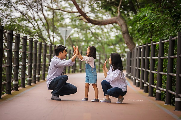 포토 JPG 주간 전신 나무 여자 남자 딸 행복 어린이 여행 가족 엄마 서기 미소 앉기 소녀 성인 야외 옆모습 캐주얼 세명 30대 화목 산책로 원근감 한국인 가족라이프 아빠 멜빵바지 즐거움 하이파이브 춘천 가교 국내포토 자연요소 식물 라이프스타일 건축물 옷 감정 길 뷰포인트 컨셉 바지 관계 모션 표정 사람 동양인 손짓 장년 멜빵 강원도 파일형식