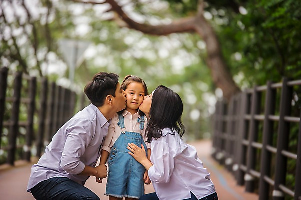 포토 JPG 주간 여자 남자 딸 행복 어린이 여행 가족 엄마 키스 서기 미소 앉기 소녀 상반신 성인 야외 앞모습 옆모습 캐주얼 세명 30대 화목 산책로 원근감 한국인 가족라이프 아빠 멜빵바지 즐거움 춘천 가교 국내포토 자연요소 라이프스타일 건축물 옷 감정 길 뷰포인트 컨셉 바지 관계 모션 표정 사람 동양인 장년 멜빵 애정표현 강원도 파일형식