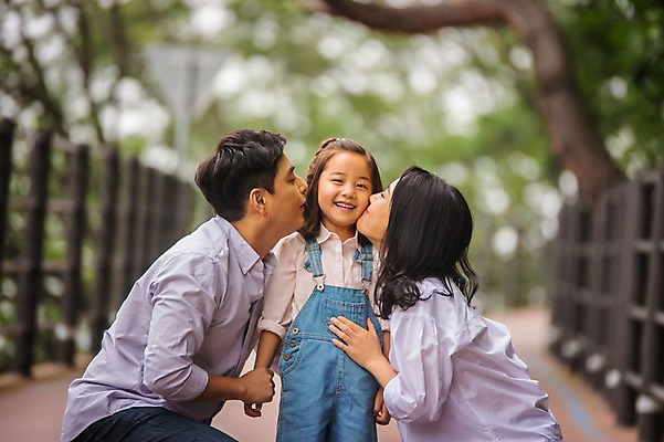포토 JPG 주간 여자 남자 딸 행복 어린이 여행 가족 엄마 키스 서기 미소 앉기 소녀 상반신 성인 야외 앞모습 옆모습 캐주얼 세명 30대 화목 산책로 원근감 한국인 가족라이프 아빠 멜빵바지 즐거움 춘천 가교 국내포토 자연요소 라이프스타일 건축물 옷 감정 길 뷰포인트 컨셉 바지 관계 모션 표정 사람 동양인 장년 멜빵 애정표현 강원도 파일형식