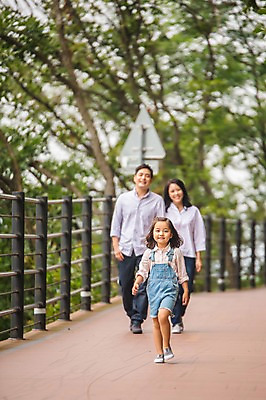 포토 JPG 주간 전신 나무 여자 남자 딸 행복 어린이 여행 가족 엄마 미소 소녀 성인 야외 앞모습 캐주얼 세명 30대 걷기 화목 산책로 원근감 한국인 가족라이프 아빠 숲 멜빵바지 즐거움 춘천 가교 국내포토 자연요소 식물 라이프스타일 건축물 옷 감정 길 뷰포인트 컨셉 바지 관계 모션 표정 사람 동양인 장년 멜빵 강원도 파일형식