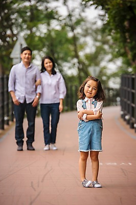 포토 JPG 주간 전신 나무 여자 남자 딸 행복 어린이 여행 가족 엄마 서기 미소 소녀 성인 야외 앞모습 아웃포커스 캐주얼 세명 30대 팔짱 화목 산책로 원근감 한국인 가족라이프 아빠 숲 멜빵바지 춘천 가교 국내포토 자연요소 식물 라이프스타일 건축물 옷 감정 길 뷰포인트 컨셉 바지 관계 모션 촬영기법 표정 사람 동양인 장년 멜빵 강원도 파일형식