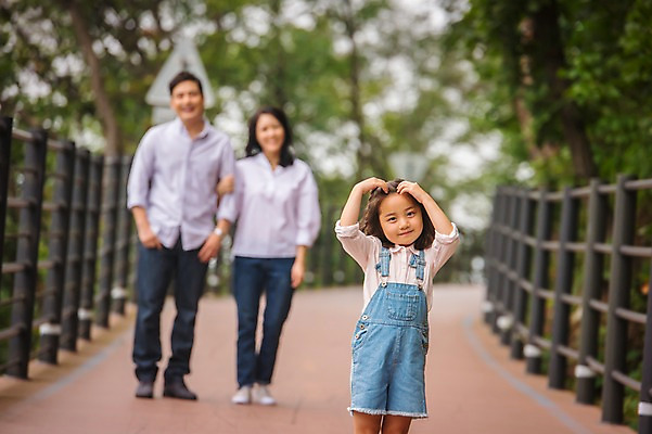 포토 JPG 주간 전신 나무 여자 남자 딸 행복 어린이 여행 가족 엄마 서기 미소 소녀 상반신 성인 야외 앞모습 캐주얼 세명 30대 팔짱 화목 산책로 원근감 한국인 가족라이프 아빠 숲 멜빵바지 손하트 춘천 가교 국내포토 자연요소 식물 라이프스타일 건축물 옷 감정 길 뷰포인트 컨셉 바지 관계 모션 표정 사람 동양인 손짓 장년 멜빵 강원도 파일형식