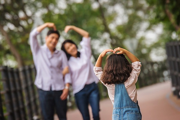 포토 JPG 주간 나무 여자 남자 딸 행복 어린이 여행 가족 엄마 서기 미소 소녀 상반신 성인 야외 앞모습 뒷모습 캐주얼 세명 30대 팔짱 화목 산책로 한국인 가족라이프 아빠 즐거움 손하트 춘천 가교 국내포토 자연요소 식물 라이프스타일 건축물 옷 감정 길 뷰포인트 컨셉 관계 모션 표정 사람 동양인 손짓 장년 강원도 파일형식