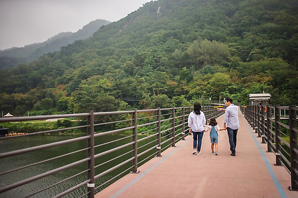 포토 JPG 주간 전신 여자 남자 딸 행복 호수 어린이 여행 가족 엄마 산 소녀 성인 야외 뒷모습 캐주얼 세명 30대 걷기 손잡기 화목 산책로 원근감 한국인 가족라이프 아빠 멜빵바지 즐거움 춘천 가교 의암호 국내포토 자연요소 라이프스타일 건축물 옷 감정 길 뷰포인트 컨셉 바지 관계 모션 사람 동양인 장년 멜빵 강원도 파일형식