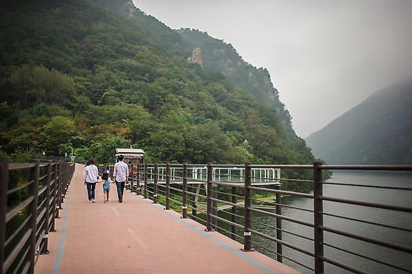 포토 JPG 주간 전신 여자 남자 딸 행복 호수 어린이 여행 가족 엄마 산 소녀 성인 야외 뒷모습 캐주얼 세명 30대 걷기 손잡기 화목 산책로 원근감 한국인 가족라이프 아빠 멜빵바지 즐거움 춘천 가교 의암호 국내포토 자연요소 라이프스타일 건축물 옷 감정 길 뷰포인트 컨셉 바지 관계 모션 사람 동양인 장년 멜빵 강원도 파일형식