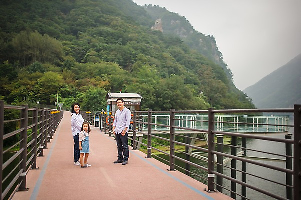 포토 JPG 주간 전신 여자 남자 딸 행복 호수 어린이 여행 가족 엄마 서기 소녀 성인 야외 옆모습 캐주얼 세명 30대 화목 원근감 한국인 다리 가족라이프 뒤돌아보기 아빠 멜빵바지 즐거움 춘천 가교 의암호 국내포토 자연요소 라이프스타일 건축물 옷 감정 뷰포인트 컨셉 바지 관계 모션 사람 동양인 장년 멜빵 강원도 파일형식