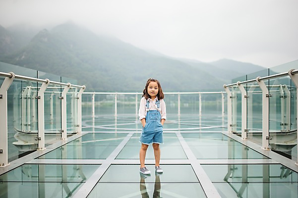 포토 JPG 주간 전신 여자 행복 어린이라이프 어린이 여행 한명 서기 미소 야외 앞모습 화목 한국인 멜빵바지 즐거움 주머니손 전망대 춘천 소녀한명만 의암호 국내포토 자연요소 1 라이프스타일 감정 호수 뷰포인트 컨셉 바지 모션 표정 사람 동양인 멜빵 강원도 여자한명만 소녀만 파일형식