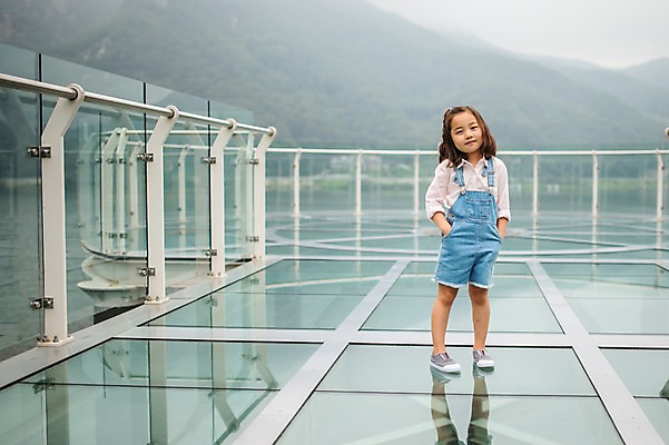 포토 JPG 주간 전신 여자 행복 어린이라이프 어린이 여행 한명 서기 미소 야외 앞모습 화목 한국인 멜빵바지 즐거움 주머니손 전망대 춘천 소녀한명만 의암호 국내포토 자연요소 1 라이프스타일 감정 호수 뷰포인트 컨셉 바지 모션 표정 사람 동양인 멜빵 강원도 여자한명만 소녀만 파일형식