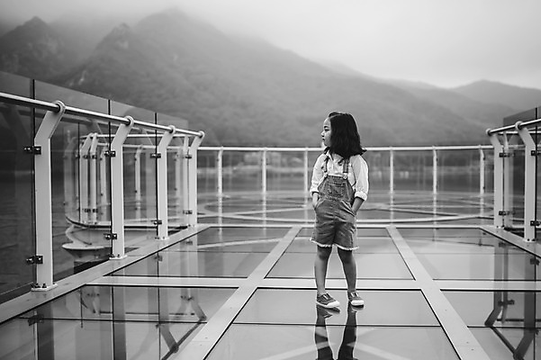 포토 JPG 주간 전신 여자 행복 어린이라이프 어린이 여행 흑백 한명 서기 야외 앞모습 화목 한국인 멜빵바지 즐거움 주머니손 전망대 춘천 소녀한명만 의암호 국내포토 자연요소 1 라이프스타일 감정 호수 뷰포인트 컨셉 바지 모션 촬영기법 사람 동양인 멜빵 강원도 여자한명만 소녀만 파일형식