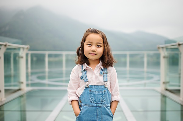 포토 JPG 주간 여자 어린이라이프 어린이 여행 한명 서기 미소 상반신 야외 앞모습 한국인 멜빵바지 즐거움 주머니손 전망대 춘천 소녀한명만 의암호 국내포토 자연요소 1 라이프스타일 감정 호수 뷰포인트 바지 모션 표정 사람 동양인 멜빵 강원도 여자한명만 소녀만 파일형식