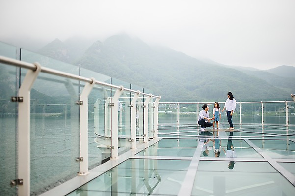 포토 JPG 주간 전신 여자 남자 딸 행복 호수 어린이 여행 가족 엄마 서기 앉기 소녀 성인 야외 앞모습 캐주얼 세명 30대 손잡기 화목 원근감 한국인 가족라이프 아빠 멜빵바지 전망대 춘천 의암호 국내포토 자연요소 라이프스타일 옷 감정 뷰포인트 컨셉 바지 관계 모션 사람 동양인 장년 멜빵 강원도 파일형식
