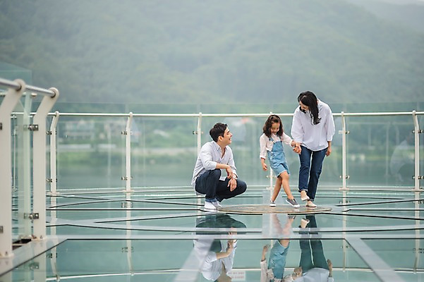 포토 JPG 주간 전신 여자 남자 딸 행복 호수 어린이 여행 가족 엄마 서기 미소 앉기 소녀 성인 야외 앞모습 캐주얼 세명 30대 손잡기 화목 한국인 가족라이프 아빠 멜빵바지 전망대 춘천 의암호 국내포토 자연요소 라이프스타일 옷 감정 뷰포인트 컨셉 바지 관계 모션 표정 사람 동양인 장년 멜빵 강원도 파일형식
