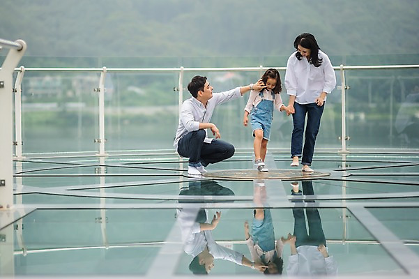 포토 JPG 주간 전신 여자 남자 딸 행복 호수 어린이 여행 가족 엄마 서기 미소 앉기 소녀 성인 야외 앞모습 캐주얼 세명 30대 손잡기 화목 한국인 가족라이프 아빠 멜빵바지 전망대 춘천 의암호 국내포토 자연요소 라이프스타일 옷 감정 뷰포인트 컨셉 바지 관계 모션 표정 사람 동양인 장년 멜빵 강원도 파일형식