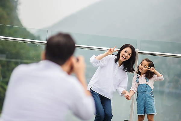 포토 JPG 주간 여자 남자 딸 행복 어린이 여행 가족 엄마 서기 미소 앉기 소녀 상반신 성인 야외 앞모습 뒷모습 캐주얼 세명 30대 사진촬영 화목 한국인 가족라이프 아빠 멜빵바지 즐거움 브이 전망대 춘천 의암호 국내포토 자연요소 라이프스타일 옷 감정 호수 뷰포인트 컨셉 바지 관계 모션 표정 사람 동양인 손짓 장년 촬영 멜빵 강원도 파일형식