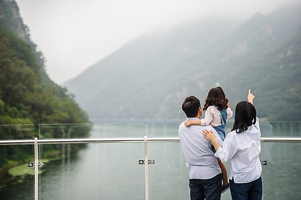 포토 JPG 주간 응시 여자 남자 딸 행복 호수 어린이 여행 가족 안기 엄마 서기 소녀 상반신 성인 야외 뒷모습 캐주얼 세명 30대 화목 한국인 가리킴 가족라이프 아빠 전망대 춘천 의암호 국내포토 자연요소 라이프스타일 시선 옷 감정 뷰포인트 컨셉 관계 모션 사람 동양인 손짓 장년 강원도 파일형식