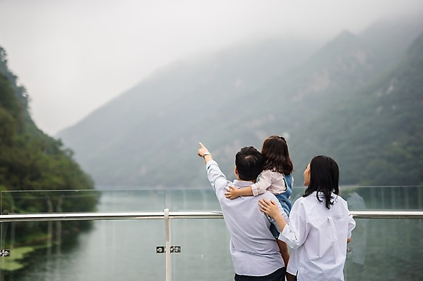 포토 JPG 주간 응시 여자 남자 딸 행복 호수 어린이 여행 가족 안기 엄마 서기 소녀 상반신 성인 야외 뒷모습 캐주얼 세명 30대 화목 한국인 가리킴 가족라이프 아빠 전망대 춘천 의암호 국내포토 자연요소 라이프스타일 시선 옷 감정 뷰포인트 컨셉 관계 모션 사람 동양인 손짓 장년 강원도 파일형식