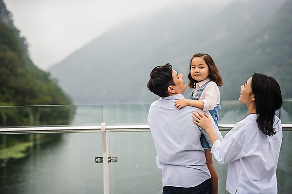 포토 JPG 주간 여자 남자 딸 행복 호수 어린이 여행 가족 안기 엄마 서기 미소 소녀 상반신 성인 야외 옆모습 뒷모습 캐주얼 세명 30대 화목 한국인 가족라이프 아빠 전망대 춘천 의암호 국내포토 자연요소 라이프스타일 옷 감정 뷰포인트 컨셉 관계 모션 표정 사람 동양인 장년 강원도 파일형식