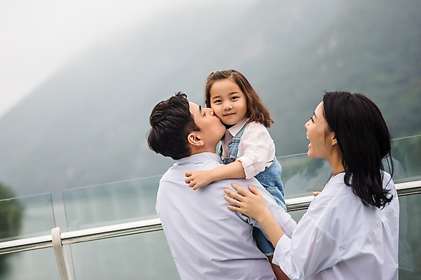 포토 JPG 주간 여자 남자 딸 행복 호수 어린이 여행 가족 안기 엄마 키스 서기 미소 소녀 상반신 성인 야외 옆모습 뒷모습 캐주얼 세명 30대 화목 한국인 가족라이프 아빠 전망대 춘천 의암호 국내포토 자연요소 라이프스타일 옷 감정 뷰포인트 컨셉 관계 모션 표정 사람 동양인 장년 애정표현 강원도 파일형식
