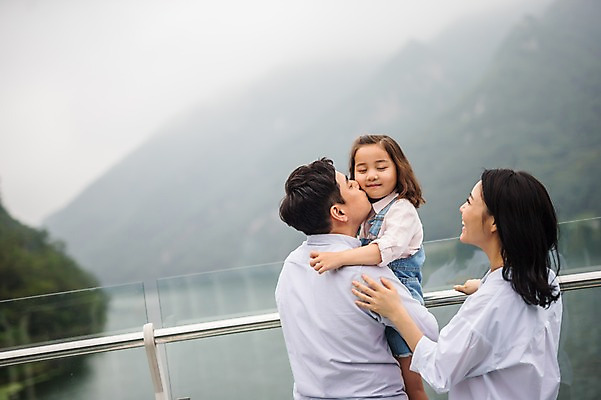 포토 JPG 주간 여자 남자 딸 행복 호수 어린이 여행 가족 안기 엄마 키스 서기 미소 소녀 상반신 성인 야외 옆모습 뒷모습 캐주얼 세명 30대 화목 한국인 가족라이프 아빠 전망대 춘천 의암호 국내포토 자연요소 라이프스타일 옷 감정 뷰포인트 컨셉 관계 모션 표정 사람 동양인 장년 애정표현 강원도 파일형식