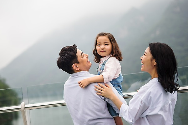 포토 JPG 주간 여자 남자 딸 행복 호수 어린이 여행 가족 안기 엄마 서기 미소 소녀 상반신 성인 야외 옆모습 뒷모습 캐주얼 세명 30대 화목 한국인 가족라이프 아빠 전망대 춘천 의암호 국내포토 자연요소 라이프스타일 옷 감정 뷰포인트 컨셉 관계 모션 표정 사람 동양인 장년 강원도 파일형식