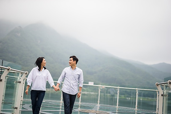 포토 JPG 주간 부부 여자 남자 행복 여행 서기 미소 상반신 성인 야외 두명 앞모습 캐주얼 30대 마주보기 손잡기 화목 다정 한국인 가족라이프 전망대 춘천 부부라이프 성인만 의암호 국내포토 자연요소 라이프스타일 커플 옷 감정 호수 뷰포인트 컨셉 가족 모션 표정 사람 동양인 장년 강원도 파일형식