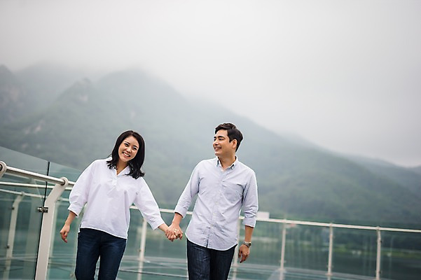 포토 JPG 주간 부부 응시 여자 남자 행복 여행 서기 미소 상반신 성인 야외 두명 앞모습 캐주얼 30대 손잡기 화목 다정 한국인 가족라이프 전망대 춘천 부부라이프 성인만 의암호 국내포토 자연요소 라이프스타일 커플 시선 옷 감정 호수 뷰포인트 컨셉 가족 모션 표정 사람 동양인 장년 강원도 파일형식