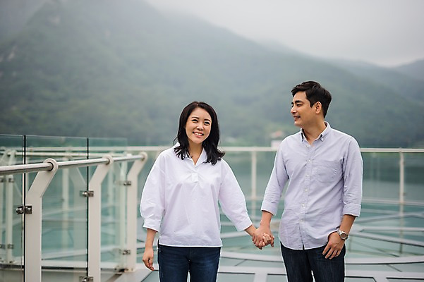 포토 JPG 주간 부부 응시 여자 남자 행복 여행 서기 미소 상반신 성인 야외 두명 앞모습 캐주얼 30대 손잡기 화목 다정 한국인 가족라이프 전망대 춘천 부부라이프 성인만 의암호 국내포토 자연요소 라이프스타일 커플 시선 옷 감정 호수 뷰포인트 컨셉 가족 모션 표정 사람 동양인 장년 강원도 파일형식