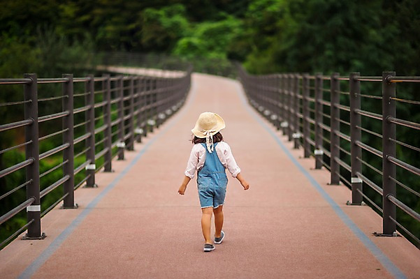 포토 JPG 주간 전신 여자 어린이라이프 어린이 여행 한명 야외 뒷모습 걷기 원근감 한국인 멜빵바지 밀짚모자 춘천 가교 소녀한명만 국내포토 자연요소 모자_잡화 1 라이프스타일 건축물 뷰포인트 바지 모션 사람 동양인 멜빵 강원도 여자한명만 소녀만 파일형식