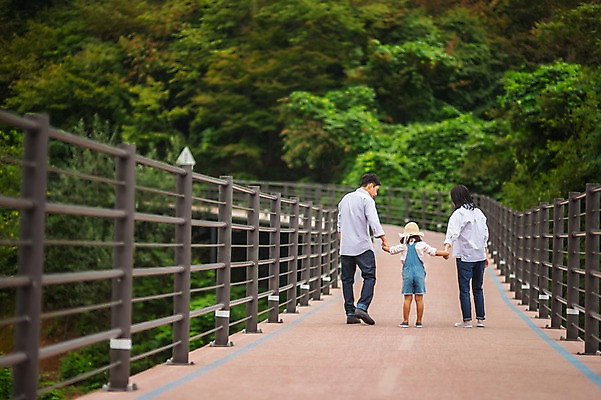 포토 JPG 주간 전신 나무 여자 남자 딸 행복 어린이 여행 가족 엄마 소녀 성인 야외 뒷모습 캐주얼 세명 30대 걷기 손잡기 화목 산책로 원근감 한국인 가족라이프 아빠 숲 멜빵바지 즐거움 춘천 가교 국내포토 자연요소 식물 라이프스타일 건축물 옷 감정 길 뷰포인트 컨셉 바지 관계 모션 사람 동양인 장년 멜빵 강원도 파일형식