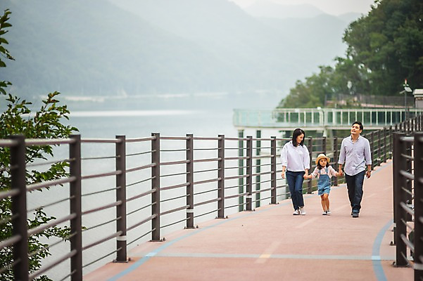 포토 JPG 주간 전신 나무 여자 남자 딸 행복 어린이 여행 가족 엄마 미소 소녀 성인 야외 앞모습 캐주얼 세명 30대 걷기 손잡기 화목 산책로 원근감 한국인 가족라이프 아빠 멜빵바지 춘천 가교 국내포토 자연요소 식물 라이프스타일 건축물 옷 감정 길 뷰포인트 컨셉 바지 관계 모션 표정 사람 동양인 장년 멜빵 강원도 파일형식