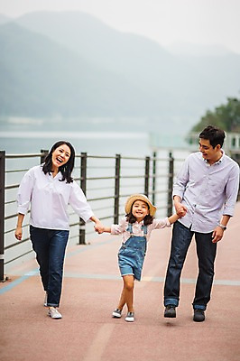 포토 JPG 주간 전신 여자 남자 딸 행복 호수 어린이 여행 가족 엄마 미소 소녀 성인 야외 앞모습 캐주얼 세명 30대 걷기 손잡기 화목 산책로 한국인 가족라이프 아빠 멜빵바지 즐거움 춘천 가교 국내포토 자연요소 라이프스타일 건축물 옷 감정 길 뷰포인트 컨셉 바지 관계 모션 표정 사람 동양인 장년 멜빵 강원도 파일형식