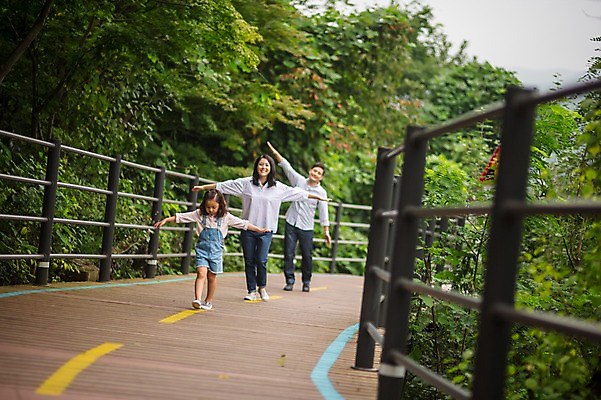 포토 JPG 주간 전신 나무 여자 남자 딸 행복 어린이 여행 가족 엄마 팔벌리기 미소 소녀 성인 야외 앞모습 세명 30대 걷기 화목 산책로 원근감 한국인 가족라이프 아빠 숲 즐거움 춘천 가교 국내포토 자연요소 식물 라이프스타일 건축물 감정 길 뷰포인트 컨셉 관계 모션 표정 사람 동양인 장년 강원도 파일형식