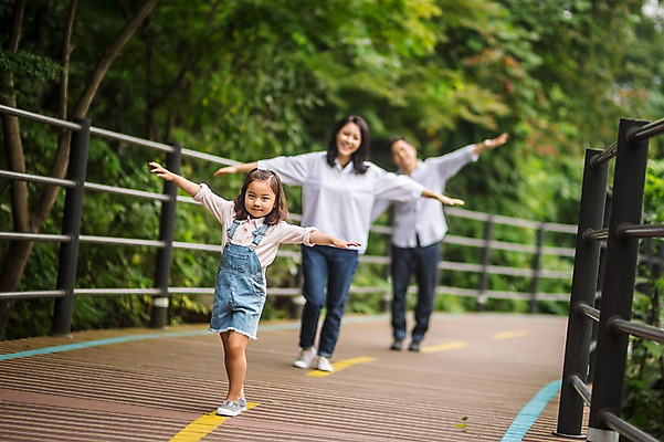 포토 JPG 주간 전신 나무 여자 남자 딸 행복 어린이 여행 가족 엄마 팔벌리기 미소 소녀 성인 야외 앞모습 캐주얼 세명 30대 걷기 화목 산책로 원근감 한국인 가족라이프 아빠 숲 멜빵바지 즐거움 춘천 국내포토 자연요소 식물 라이프스타일 옷 감정 길 뷰포인트 컨셉 바지 관계 모션 표정 사람 동양인 장년 멜빵 강원도 파일형식