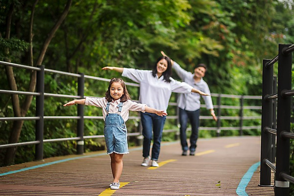 포토 JPG 주간 전신 나무 여자 남자 딸 행복 어린이 여행 가족 엄마 팔벌리기 미소 소녀 성인 야외 앞모습 캐주얼 세명 30대 걷기 화목 산책로 원근감 한국인 가족라이프 아빠 숲 멜빵바지 즐거움 춘천 국내포토 자연요소 식물 라이프스타일 옷 감정 길 뷰포인트 컨셉 바지 관계 모션 표정 사람 동양인 장년 멜빵 강원도 파일형식