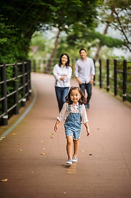 포토 JPG 주간 전신 나무 여자 남자 딸 행복 어린이 여행 가족 엄마 미소 소녀 성인 야외 앞모습 캐주얼 세명 30대 걷기 화목 산책로 원근감 한국인 가족라이프 아빠 숲 멜빵바지 즐거움 춘천 국내포토 자연요소 식물 라이프스타일 옷 감정 길 뷰포인트 컨셉 바지 관계 모션 표정 사람 동양인 장년 멜빵 강원도 파일형식