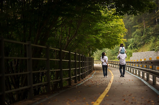 포토 JPG 주간 전신 여자 남자 딸 행복 도로 어린이 여행 가족 엄마 소녀 성인 야외 뒷모습 캐주얼 세명 30대 걷기 화목 원근감 한국인 가족라이프 목말 아빠 춘천 국내포토 자연요소 라이프스타일 옷 감정 길 뷰포인트 컨셉 관계 교통시설 모션 사람 동양인 장년 강원도 파일형식