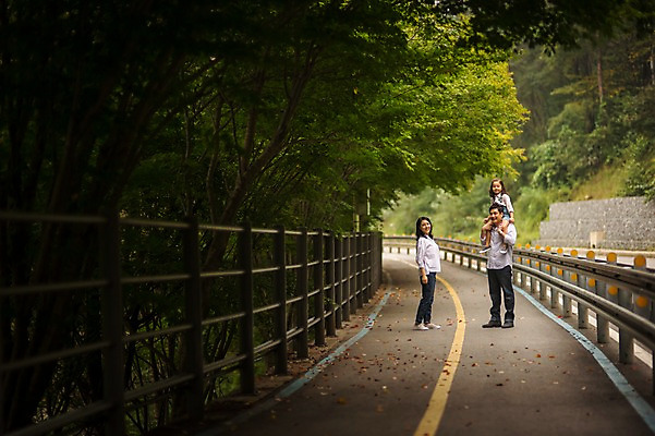 포토 JPG 주간 전신 여자 남자 딸 행복 도로 어린이 여행 가족 엄마 서기 미소 소녀 성인 야외 앞모습 캐주얼 세명 30대 화목 원근감 한국인 가족라이프 뒤돌아보기 목말 아빠 즐거움 춘천 국내포토 자연요소 라이프스타일 옷 감정 길 뷰포인트 컨셉 관계 교통시설 모션 표정 사람 동양인 장년 강원도 파일형식