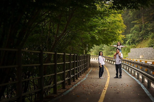 포토 JPG 주간 전신 여자 남자 딸 행복 도로 어린이 여행 가족 엄마 서기 미소 소녀 성인 야외 앞모습 캐주얼 세명 30대 화목 원근감 한국인 가족라이프 목말 아빠 즐거움 춘천 국내포토 자연요소 라이프스타일 옷 감정 길 뷰포인트 컨셉 관계 교통시설 모션 표정 사람 동양인 장년 강원도 파일형식