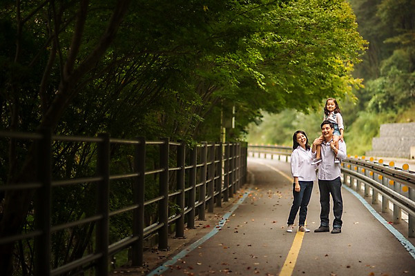 포토 JPG 주간 전신 여자 남자 딸 행복 도로 어린이 여행 가족 엄마 서기 미소 소녀 성인 야외 앞모습 캐주얼 세명 30대 화목 원근감 한국인 가족라이프 목말 아빠 즐거움 춘천 국내포토 자연요소 라이프스타일 옷 감정 길 뷰포인트 컨셉 관계 교통시설 모션 표정 사람 동양인 장년 강원도 파일형식