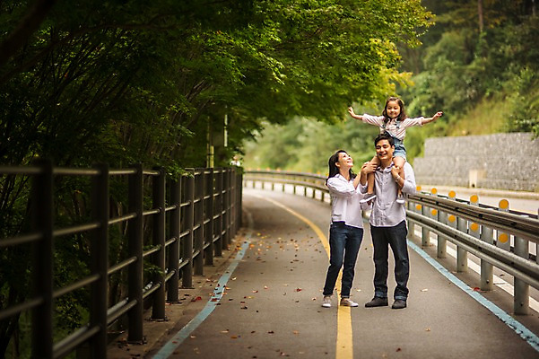 포토 JPG 주간 전신 여자 남자 딸 행복 도로 어린이 여행 가족 엄마 서기 미소 소녀 성인 야외 앞모습 캐주얼 세명 30대 화목 원근감 한국인 가족라이프 목말 아빠 즐거움 춘천 국내포토 자연요소 라이프스타일 옷 감정 길 뷰포인트 컨셉 관계 교통시설 모션 표정 사람 동양인 장년 강원도 파일형식