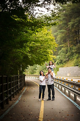 포토 JPG 주간 전신 여자 남자 딸 행복 도로 어린이 여행 가족 엄마 서기 미소 소녀 성인 야외 앞모습 캐주얼 세명 30대 화목 원근감 한국인 가족라이프 목말 아빠 즐거움 춘천 국내포토 자연요소 라이프스타일 옷 감정 길 뷰포인트 컨셉 관계 교통시설 모션 표정 사람 동양인 장년 강원도 파일형식