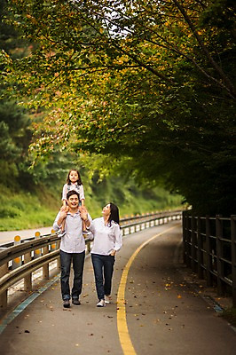 포토 JPG 주간 전신 여자 남자 딸 행복 도로 어린이 여행 가족 엄마 미소 소녀 성인 야외 앞모습 캐주얼 세명 30대 걷기 화목 원근감 한국인 가족라이프 목말 아빠 즐거움 춘천 국내포토 자연요소 라이프스타일 옷 감정 길 뷰포인트 컨셉 관계 교통시설 모션 표정 사람 동양인 장년 강원도 파일형식