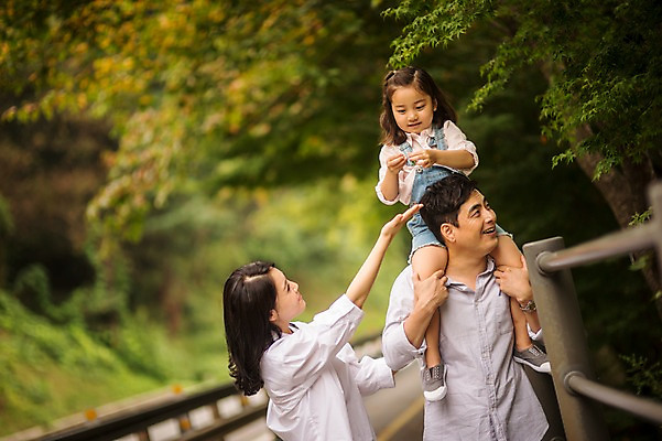 포토 JPG 주간 여자 남자 딸 행복 어린이 여행 가족 엄마 미소 소녀 상반신 성인 야외 앞모습 캐주얼 세명 30대 걷기 화목 한국인 가족라이프 목말 아빠 즐거움 춘천 국내포토 자연요소 라이프스타일 옷 감정 뷰포인트 컨셉 관계 모션 표정 사람 동양인 장년 강원도 파일형식