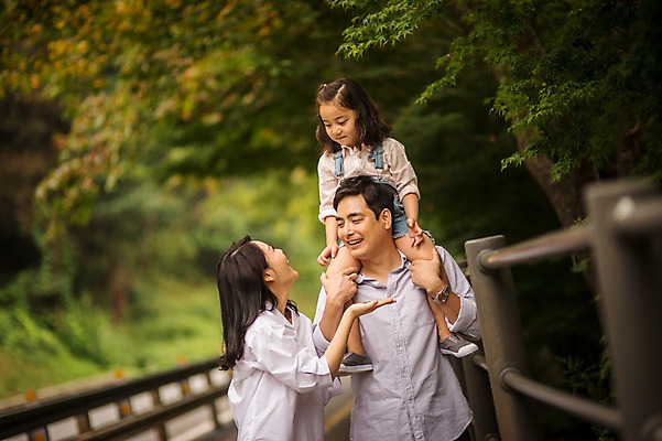 포토 JPG 주간 여자 남자 딸 행복 어린이 여행 가족 엄마 미소 소녀 상반신 성인 야외 앞모습 캐주얼 세명 30대 걷기 화목 한국인 가족라이프 목말 아빠 즐거움 춘천 국내포토 자연요소 라이프스타일 옷 감정 뷰포인트 컨셉 관계 모션 표정 사람 동양인 장년 강원도 파일형식