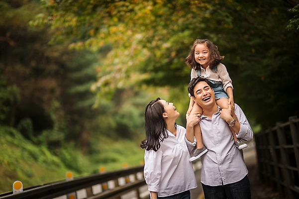 포토 JPG 주간 여자 남자 딸 행복 어린이 여행 가족 엄마 미소 소녀 상반신 성인 야외 앞모습 캐주얼 세명 30대 걷기 화목 한국인 가족라이프 목말 아빠 즐거움 춘천 국내포토 자연요소 라이프스타일 옷 감정 뷰포인트 컨셉 관계 모션 표정 사람 동양인 장년 강원도 파일형식