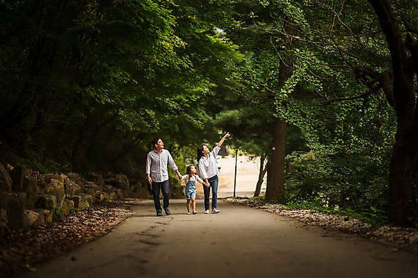 포토 JPG 주간 전신 나무 여자 남자 딸 행복 어린이 여행 가족 엄마 미소 소녀 성인 야외 앞모습 캐주얼 세명 30대 걷기 손잡기 화목 산책로 원근감 한국인 가족라이프 아빠 숲 멜빵바지 춘천 국내포토 자연요소 식물 라이프스타일 옷 감정 길 뷰포인트 컨셉 바지 관계 모션 표정 사람 동양인 장년 멜빵 강원도 파일형식