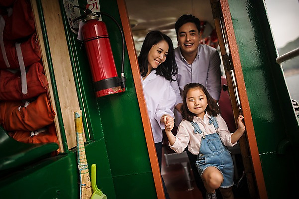 포토 JPG 주간 여자 남자 딸 어린이 여행 가족 엄마 실내 서기 미소 소녀 상반신 성인 앞모습 캐주얼 세명 30대 손잡기 화목 한국인 가족라이프 아빠 유람선 멜빵바지 즐거움 춘천 선박 국내포토 자연요소 라이프스타일 옷 감정 뷰포인트 컨셉 수상교통 배_교통 바지 관계 모션 표정 사람 동양인 내부 장년 멜빵 강원도 파일형식