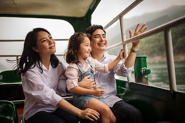 포토 JPG 주간 여자 남자 딸 행복 어린이 여행 의자 가족 엄마 실내 미소 앉기 소녀 상반신 성인 앞모습 캐주얼 세명 30대 화목 한국인 가족라이프 아빠 유람선 멜빵바지 즐거움 춘천 선박 국내포토 자연요소 라이프스타일 옷 감정 뷰포인트 가구 컨셉 수상교통 배_교통 바지 관계 모션 표정 사람 동양인 내부 장년 멜빵 강원도 파일형식